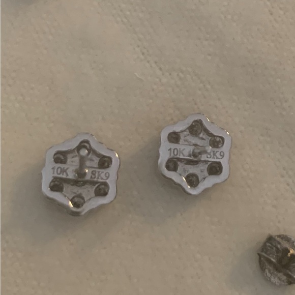 Genuine Custer Diamond earrings set in 10K white gold - Picture 11 of 13